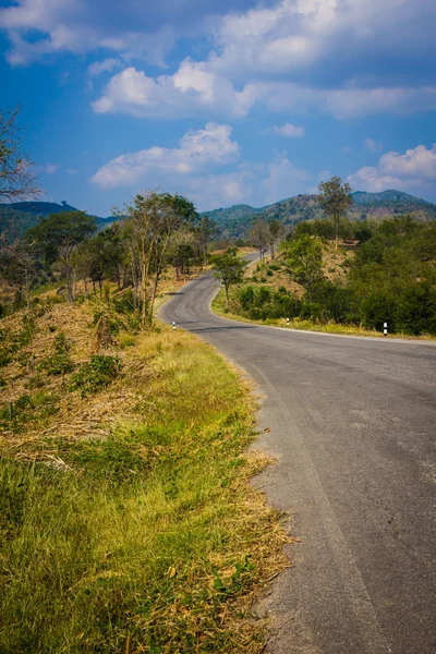 Beautiful landscape with winding road in the mountains — Stock Photo, Image