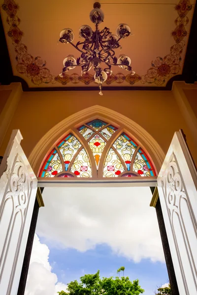 Open kerkdeur met hangende licht — Stockfoto