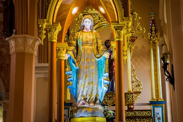 Standbeeld van de Maagd Maria in de kerk. — Stockfoto