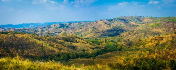 Güzel manzara ile dağlarda (panorama dolambaçlı yol — Stok fotoğraf