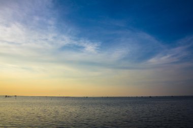 açık gökyüzü ve deniz akşamları sakin.