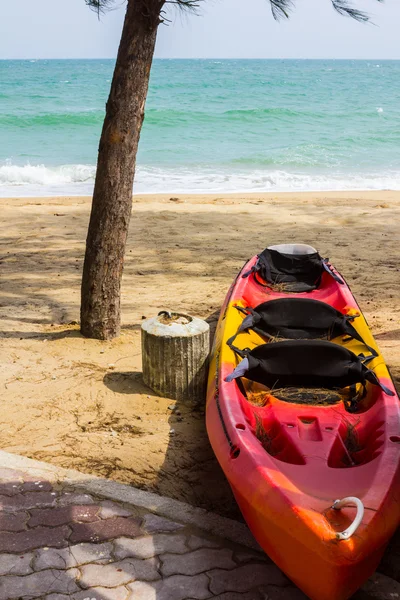 Kayak on beach — Stock Photo, Image