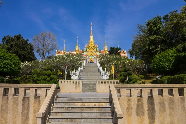 Templo de oro en alta montaña en Tailandia — Foto de Stock