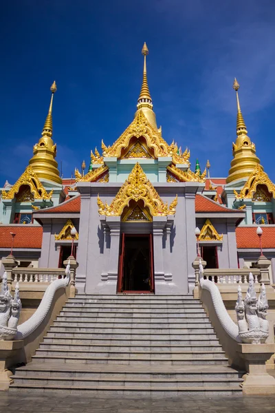 Templo de oro en alta montaña en Tailandia —  Fotos de Stock