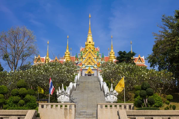 Temple d'or sur la haute montagne en Thaïlande — Photo
