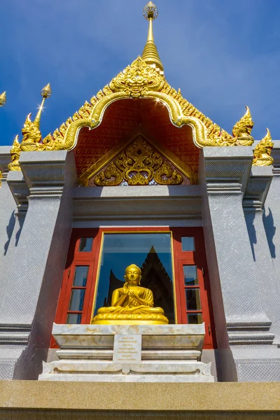 Templo de oro en alta montaña en Tailandia — Foto de Stock