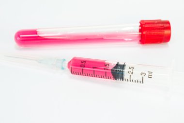 şırınga ve beyaz plastik tüp.