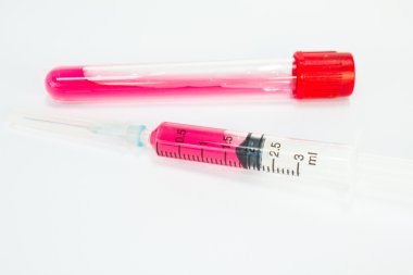 şırınga ve plastik tüp bebek.