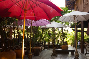 Tay tarzı evde renkli şemsiye