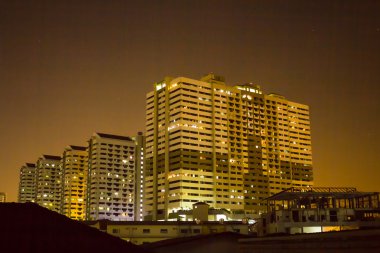 karanlık gece binada.