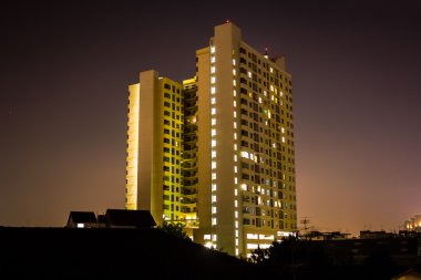 karanlık gece binada.