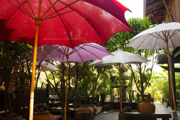 Barevný deštník v thajském stylu domu — Stock fotografie