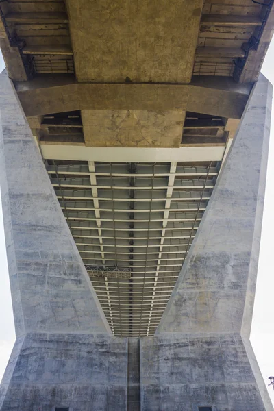 Estrutura sob a ponte . — Fotografia de Stock
