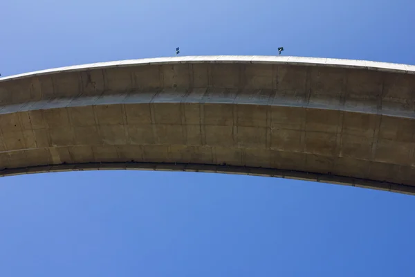 Bauwerk unter der Brücke. — Stockfoto