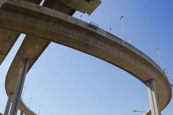 Estrutura sob a ponte . — Fotografia de Stock