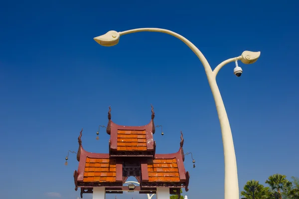 Güzel sokak lambası ve Tay tarzı Tapınağı çatı — Stok fotoğraf