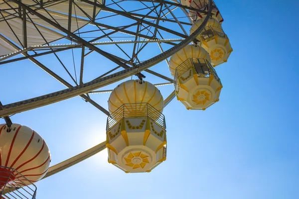 Roda gigante com céu azul. — Fotografia de Stock