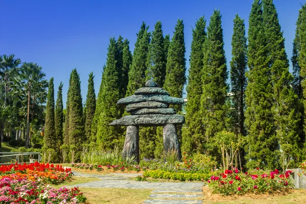 Bellissimo giardino in estate — Foto Stock