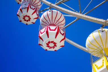 Mavi gökyüzü ile dönme dolap.