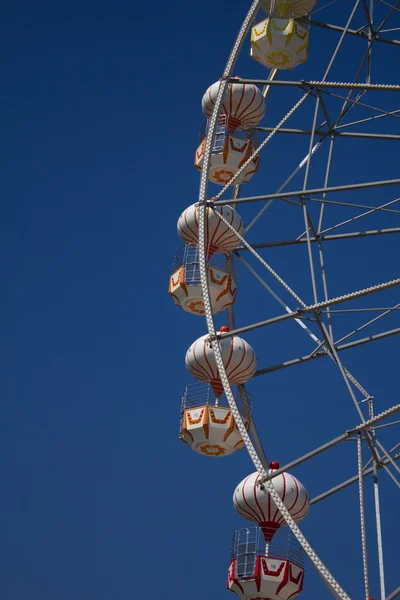 Roue ferris avec ciel bleu. — Photo