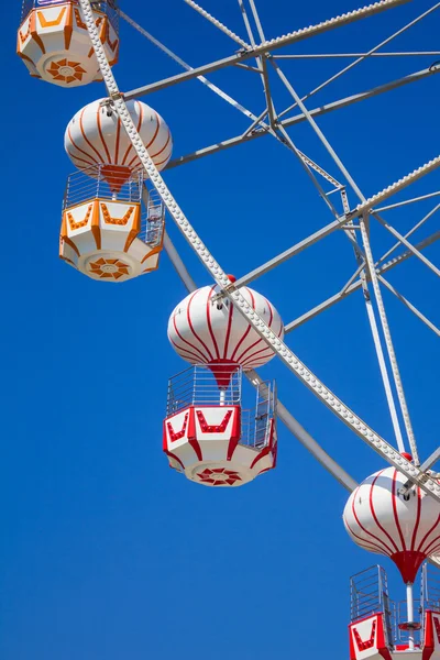 Riesenrad mit blauem Himmel. — Stockfoto