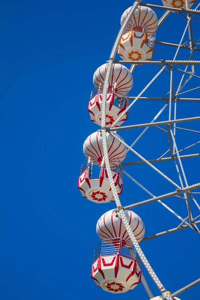 Roda gigante com céu azul. — Fotografia de Stock