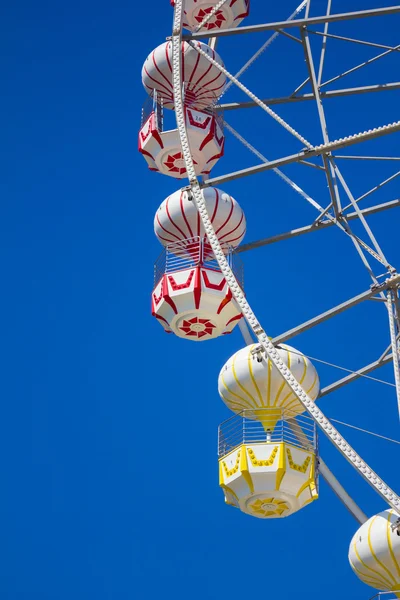 Roue ferris avec ciel bleu. — Photo