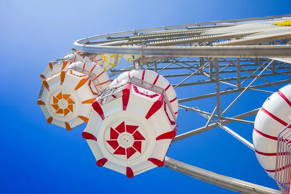 Roda gigante com céu azul. — Fotografia de Stock