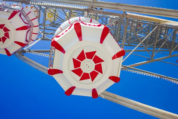 Roue ferris avec ciel bleu. — Photo