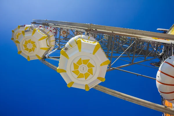 Roue ferris avec ciel bleu. — Photo