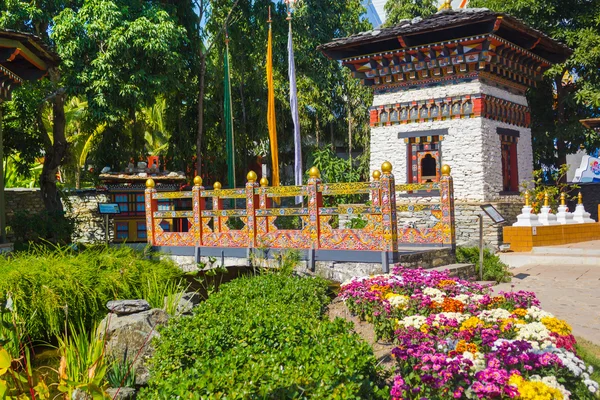 Bridge and fortress in Tibet garden — Stock Photo, Image
