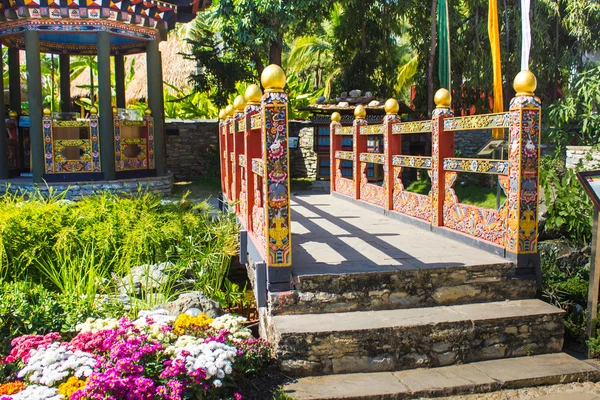 Puente en el jardín del Tíbet —  Fotos de Stock