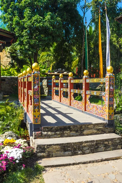 Puente en el jardín del Tíbet —  Fotos de Stock