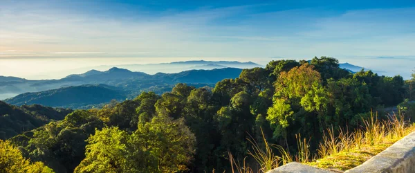 Brede panorama van de hoogste berg in thailand — Stockfoto