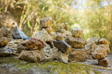 zen simgeleyen derin dağ içinde taşlar piramit.