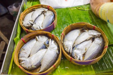 Bambu sepetinde uskumru balığı..