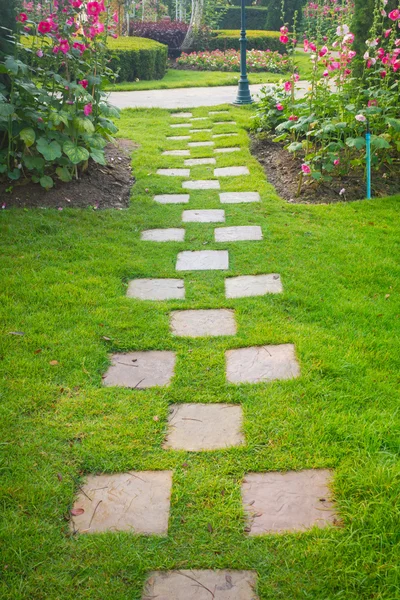 Ścieżki w ogrodzie — Zdjęcie stockowe