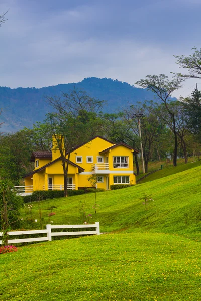 Einsames Haus auf dem Berg — Stockfoto