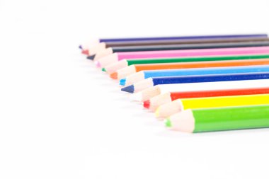 Beyaz arkaplanda izole edilmiş renkli kalemler 