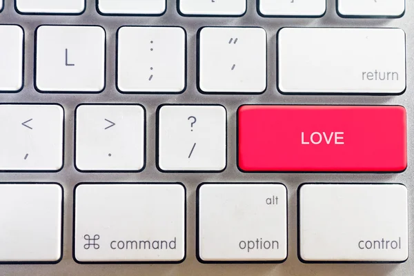 Witte toetsenbord en liefde knop — Stockfoto