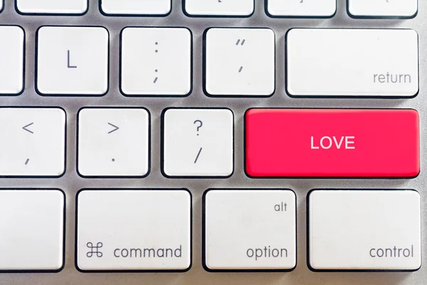 Teclado branco e botão de amor — Fotografia de Stock