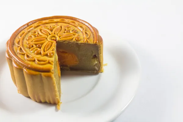 Mooncake na białym talerzu — Zdjęcie stockowe