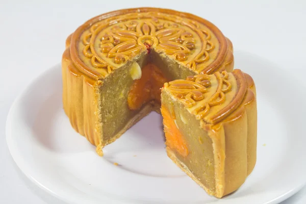 흰색 접시에 mooncake 슬라이스 — 스톡 사진