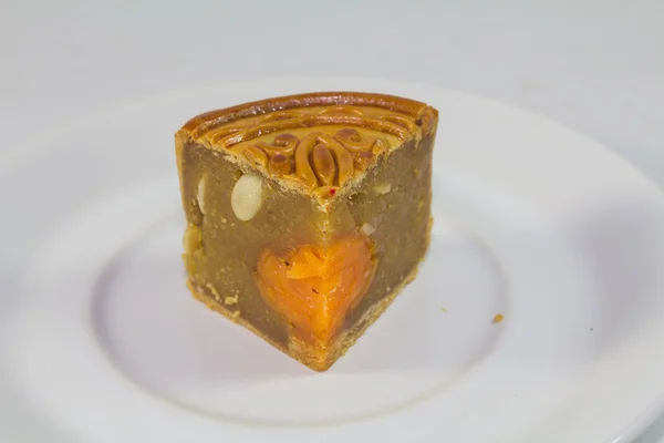 Mooncake beyaz tabakta, dilimlenmiş — Stok fotoğraf