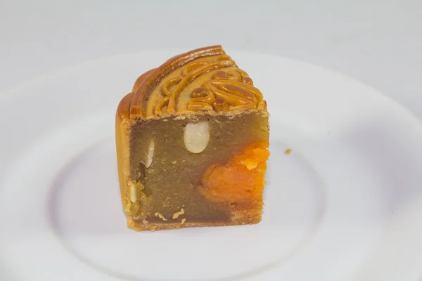 Mooncake beyaz tabakta, dilimlenmiş — 스톡 사진