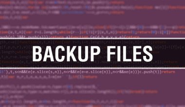 Yazılım geliştiricisi ve Bilgisayar betiğinin programlama kodu soyut teknoloji arkaplanı üzerine yazılmış Yedekleme Dosyaları metni. Bilgisayar monitöründe yedekleme dosyaları konsepti. Kodlama Yedekleme Dosyası