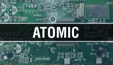 Bilgisayar anakartlı atom konsepti. Teknoloji anakartının dijital teknolojisi üzerine yazılmış atom metni. Yazılı devre kartı olan atomik ve Chip entegre devreleri kapatıyor
