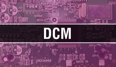 Bilgisayar anakartlı DCM konsepti. DCM metni Teknoloji Anakart Dijital Teknoloji arkaplanı üzerine yazılmış. Yazdırılmış devre kartı ile DCM ve Chip entegre devre Backgroun 'u kapatır