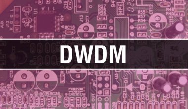 Yazılım geliştiricisinin ve bilgisayar yazılımının DWDM metni Circuit Board Electronic soyut teknoloji arka planında yazıldı. DWDM entegre devreler konsepti. DWDM entegre devre ve direnç