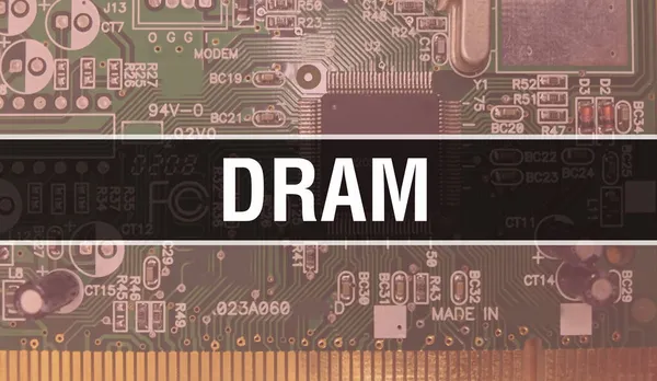 Dram文本写在电路板上 具有软件开发人员和计算机脚本的电子抽象技术背景 Dram集成电路的概念 Dram集成电路和电阻 — 图库照片